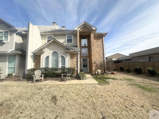 view of front of home featuring a front yard