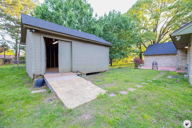 view of yard featuring an outbuilding and fence