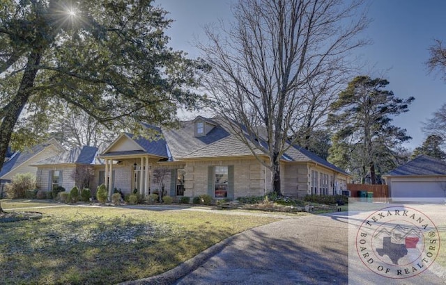 view of front of home featuring a front yard and a garage