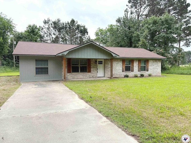 202 Mehaffey Dr, Dekalb, TX 75559 - ranch-style home with driveway, a front yard, and roof with shingles