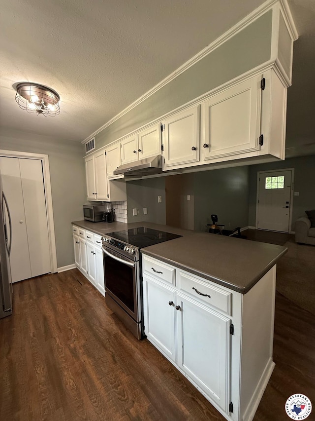 202 Mehaffey Dr, Dekalb, TX 75559 - kitchen featuring stainless steel appliances, under cabinet range hood, dark countertops, white cabinets, and a textured ceiling