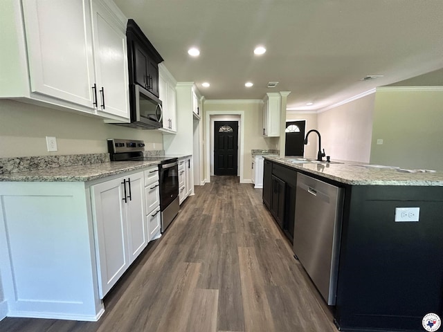 110 Village Pl, Wake Village, TX 75501 - kitchen featuring a sink, a kitchen island with sink, dark wood finished floors, crown molding, and stainless steel appliances