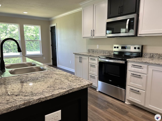 110 Village Pl, Wake Village, TX 75501 - kitchen with white cabinetry, crown molding, dark wood-type flooring, stainless steel appliances, and a sink