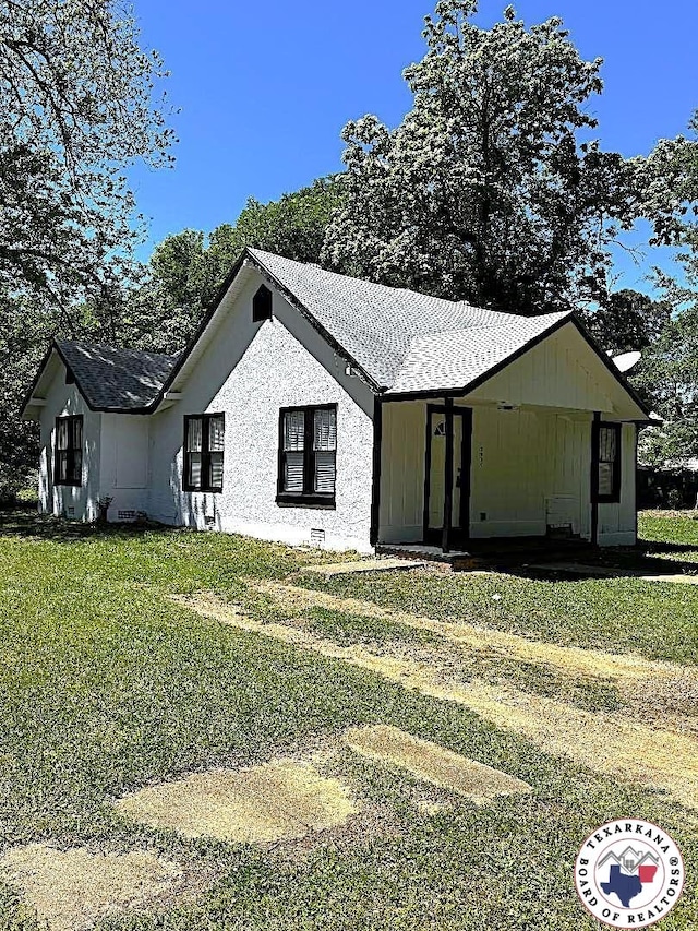 view of front of home featuring a front yard