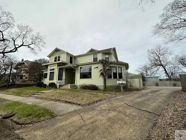 view of front facade with a front yard