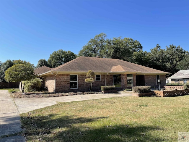 single story home featuring a front yard