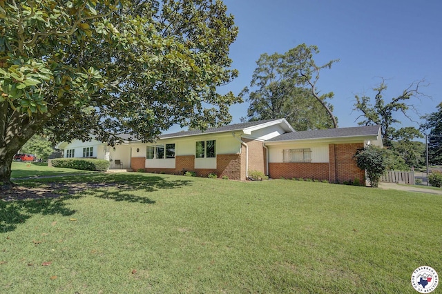 1302 Canadian St, Texarkana, TX 75503 - single story home featuring brick siding and a front yard