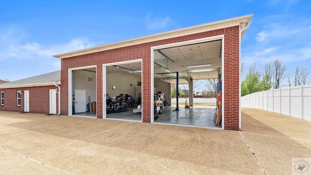7207 N Richland Dr, Texarkana, TX 75503 - garage featuring fence