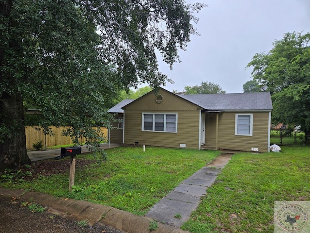 view of front facade featuring a front lawn