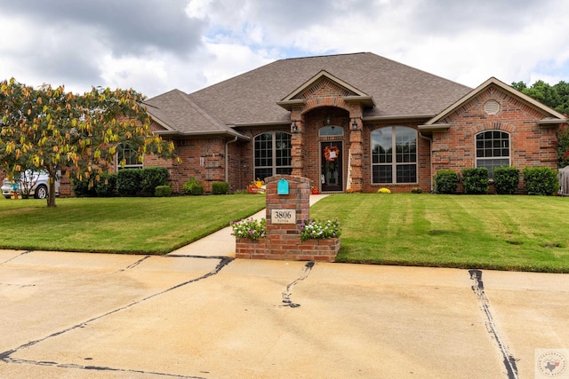 view of front of house featuring a front yard