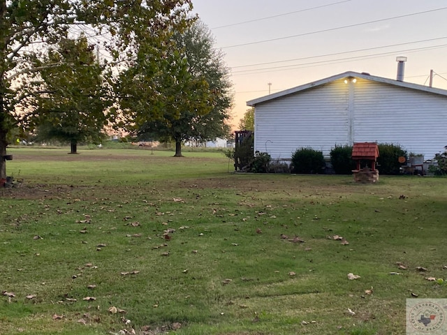 view of yard at dusk