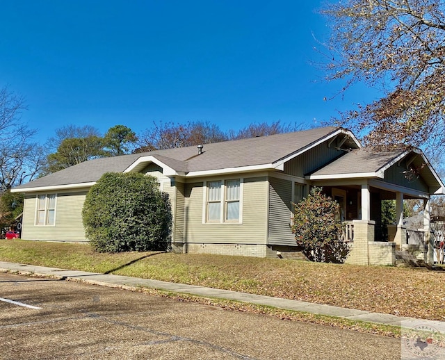 view of front of house with a front lawn