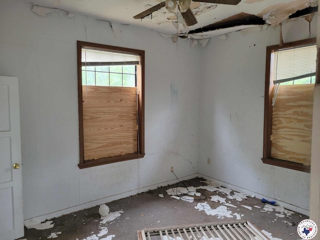 503 Cannon St, New Boston, TX 75570 - unfurnished room featuring a ceiling fan