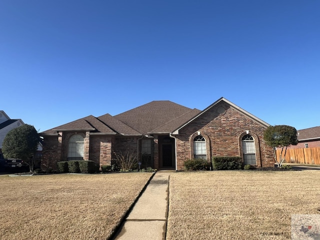 view of front of home featuring a front lawn