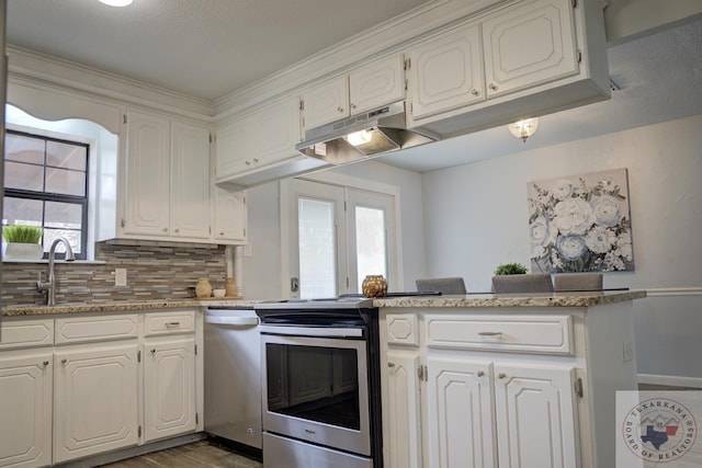 kitchen with backsplash, white cabinetry, a sink, a peninsula, and stainless steel electric range