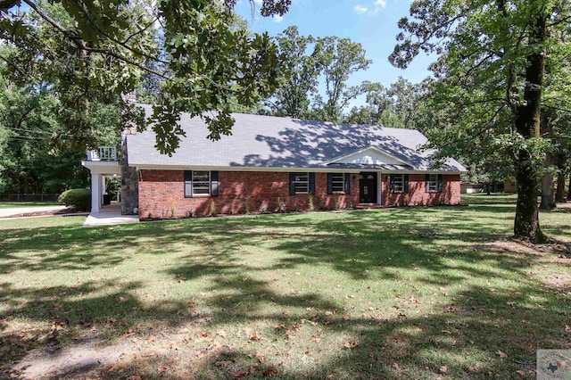 view of front of property featuring a front lawn