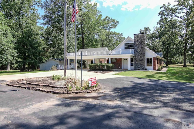 view of front of home featuring a front lawn