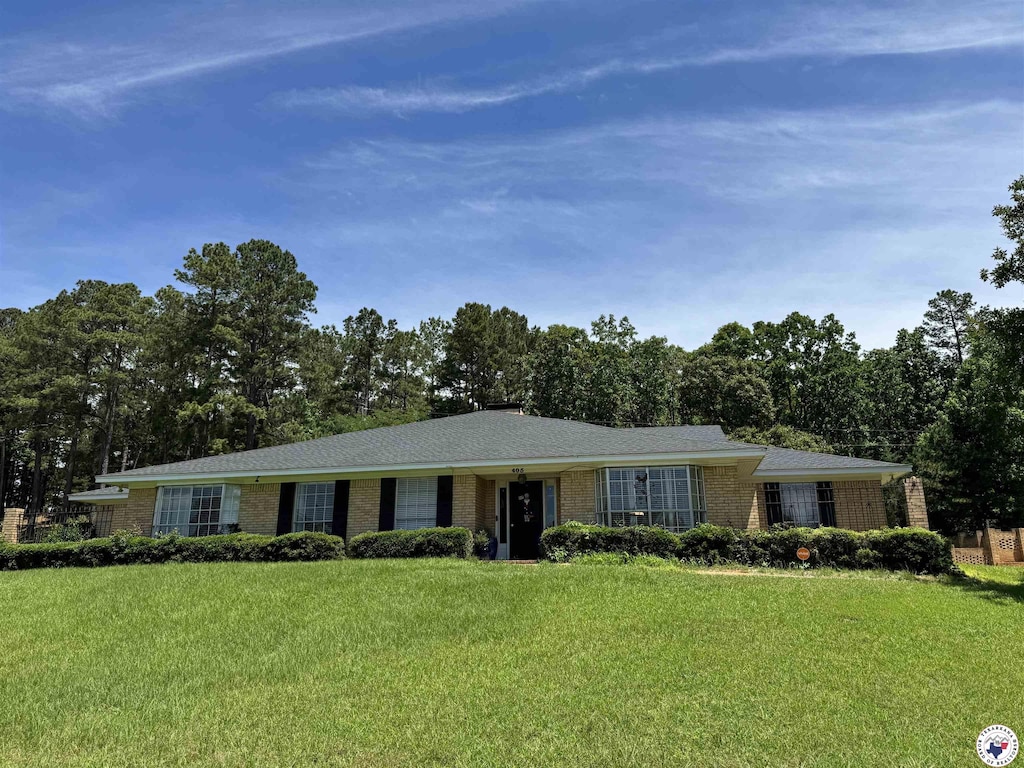 405 Pinecrest, Atlanta, TX 75551 - ranch-style home with brick siding and a front lawn
