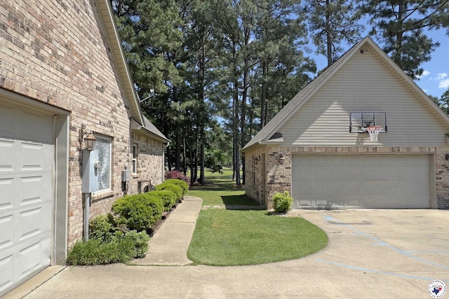 220 Quail Trl, Texarkana, TX 75501 - view of side of property featuring brick siding and a lawn