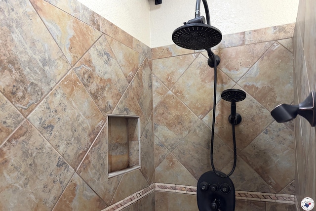 220 Quail Trl, Texarkana, TX 75501 - room details featuring tiled shower and a textured wall