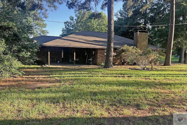 view of front of house with a front lawn