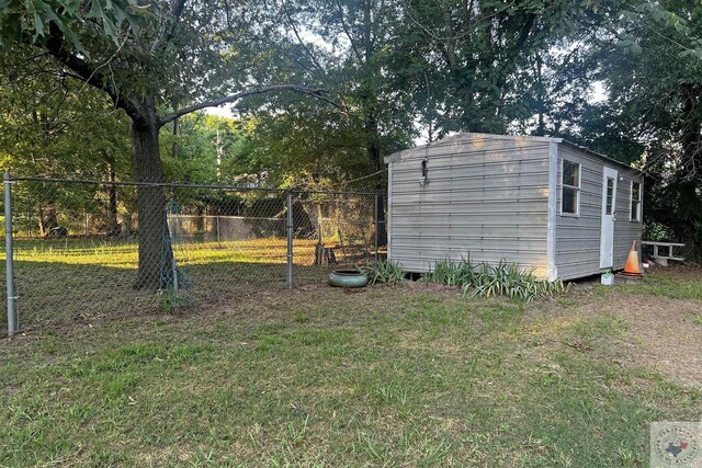 exterior space featuring a shed