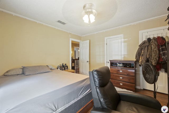 1324 Linden Ave, Texarkana, AR 71854 - bedroom with ornamental molding, wood finished floors, a textured ceiling, and a ceiling fan