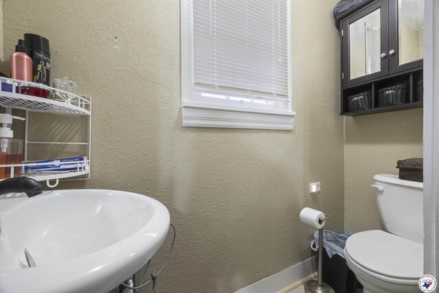 1324 Linden Ave, Texarkana, AR 71854 - bathroom with a textured wall and toilet