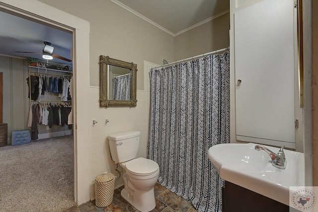 bathroom with vanity, toilet, a shower with shower curtain, ceiling fan, and crown molding