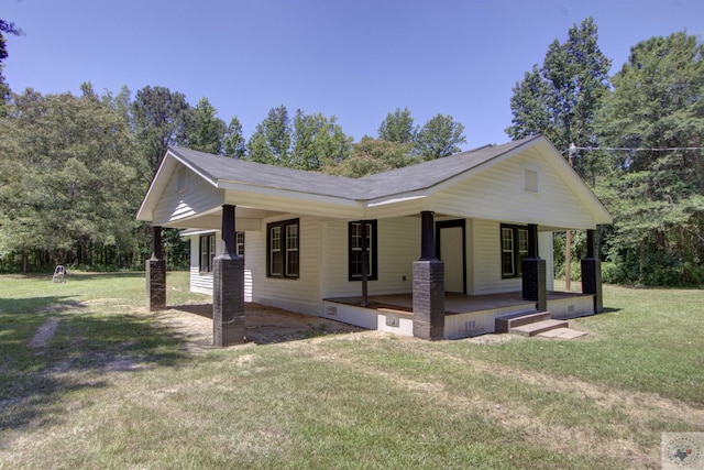 view of front of house featuring covered porch and a front lawn