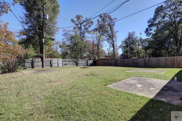 view of yard featuring a patio area