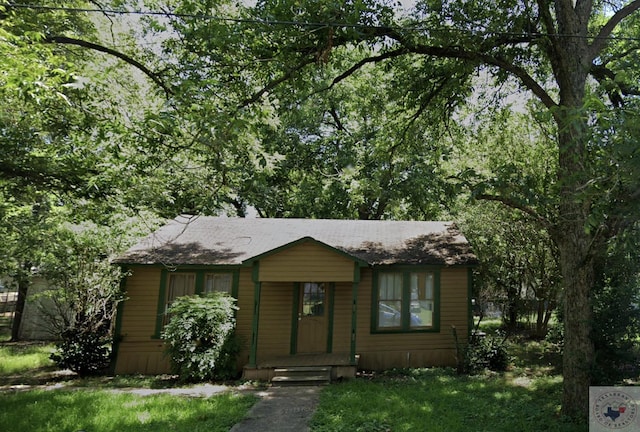 view of front of home featuring a front yard