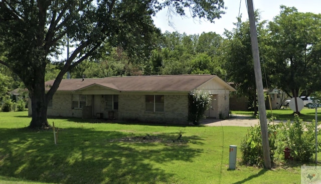 single story home featuring a front lawn