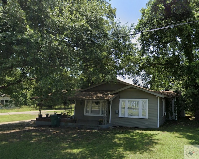 view of front of house featuring a front yard