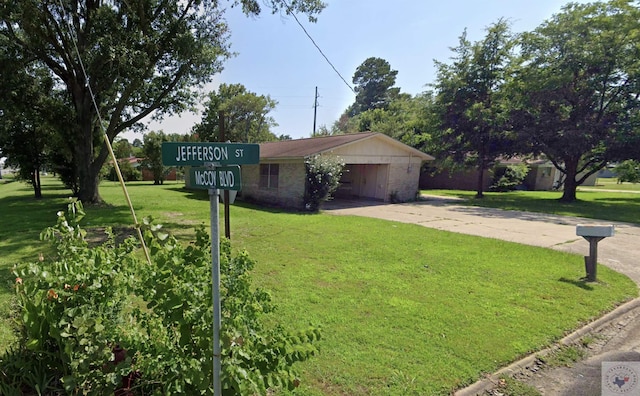 exterior space featuring a front yard