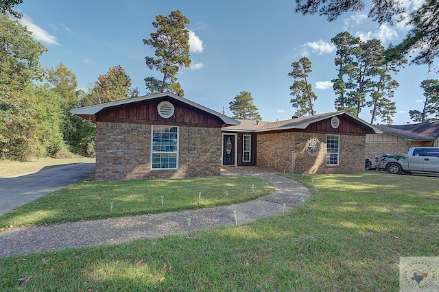 ranch-style house featuring a front yard