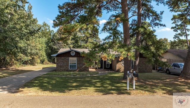 view of front facade with a front yard