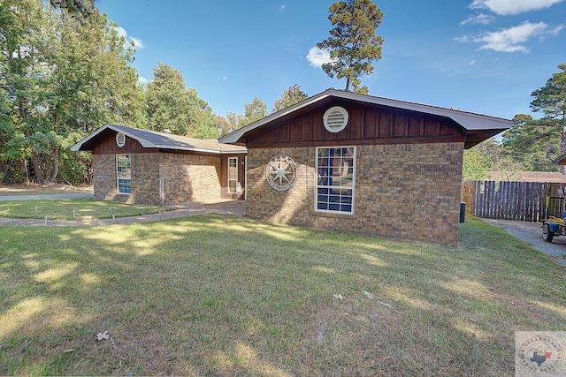 view of front of house featuring a front yard