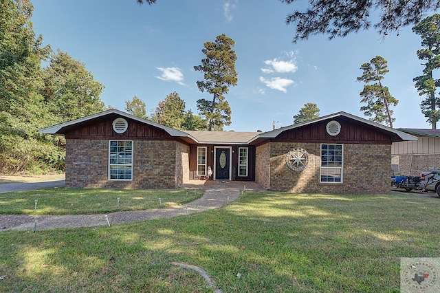 ranch-style house featuring a front yard