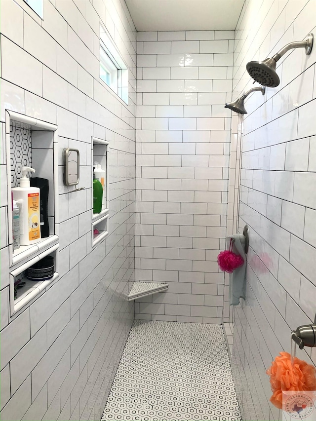 full bathroom featuring a tile shower