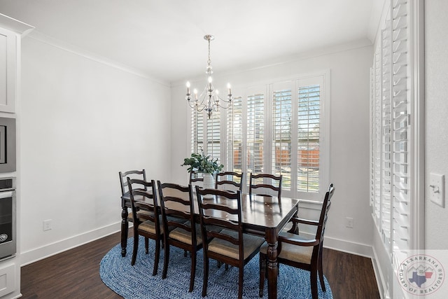 dining area with crown molding, dark wood finished floors, a notable chandelier, and baseboards