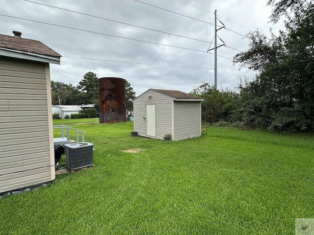 view of yard featuring cooling unit and a storage shed