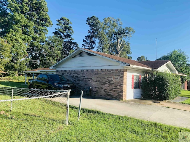 view of side of property featuring a yard