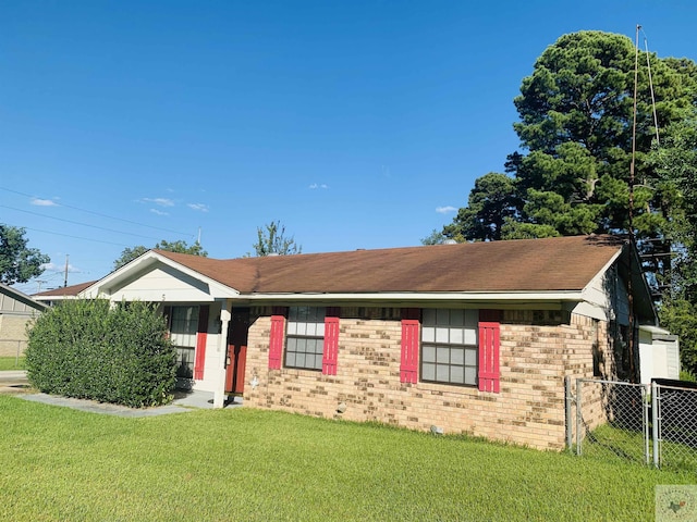 single story home with a front lawn