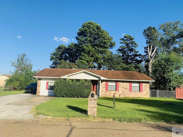 single story home with a front lawn