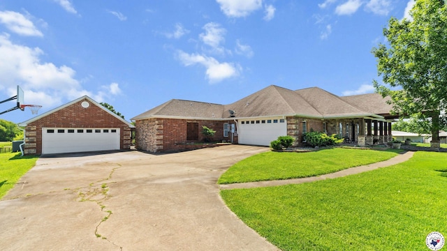 1142 Oakridge Dr, Texarkana, TX 75503 - ranch-style home with a front yard and brick siding