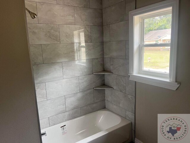 bathroom with tiled shower / bath combo