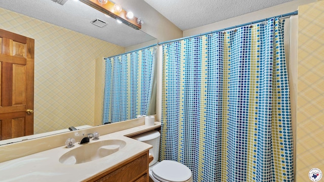 1135 Cook Rd, Texarkana, AR 71854 - full bathroom with vanity, a textured ceiling, wallpapered walls, and curtained shower