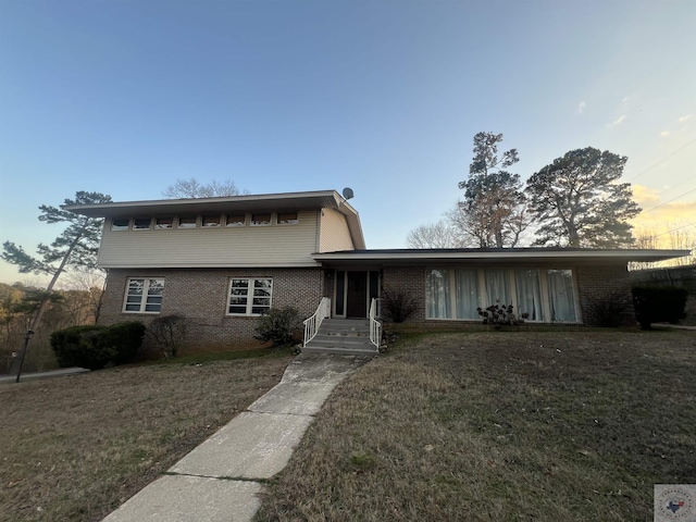 view of front property featuring a yard