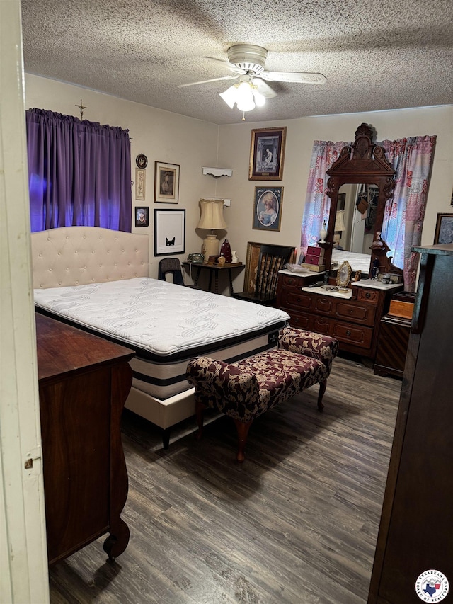 3811 Potomac Ave, Texarkana, TX 75501 - bedroom with dark wood finished floors, a textured ceiling, and a ceiling fan